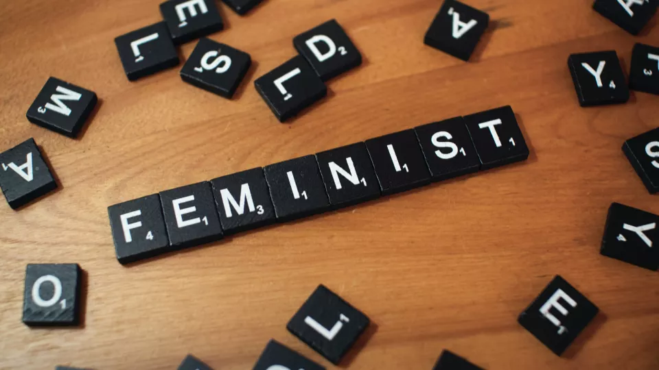Ordet "Feminist" utskrivet med alfapetbrickor. Foto. 