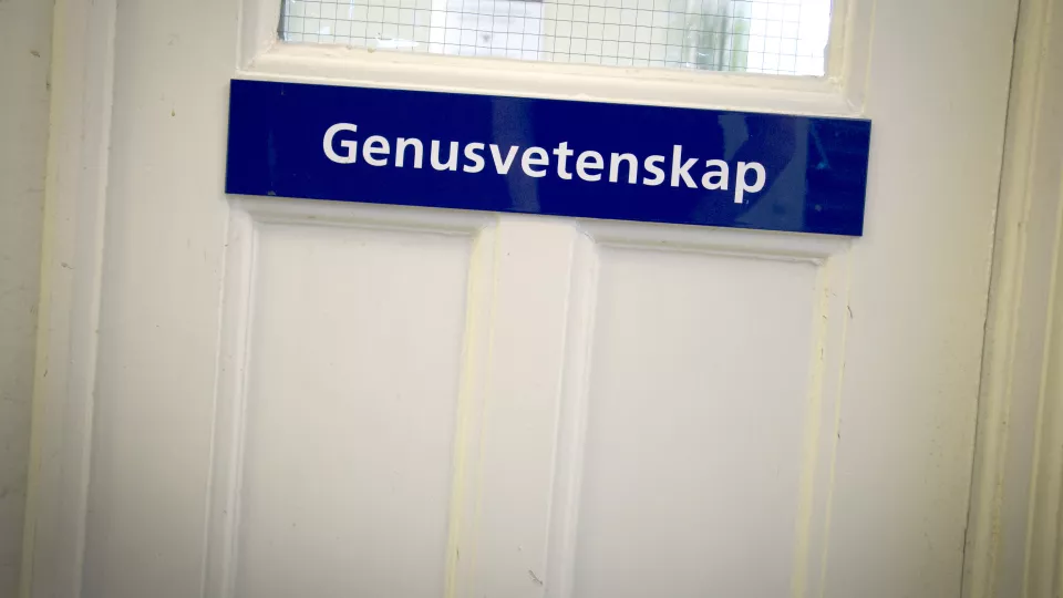 A door with a sign that says Genusvetenskap (Gender Studies)
