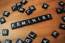 Ordet "Feminist" utskrivet med alfapetbrickor. Foto. 